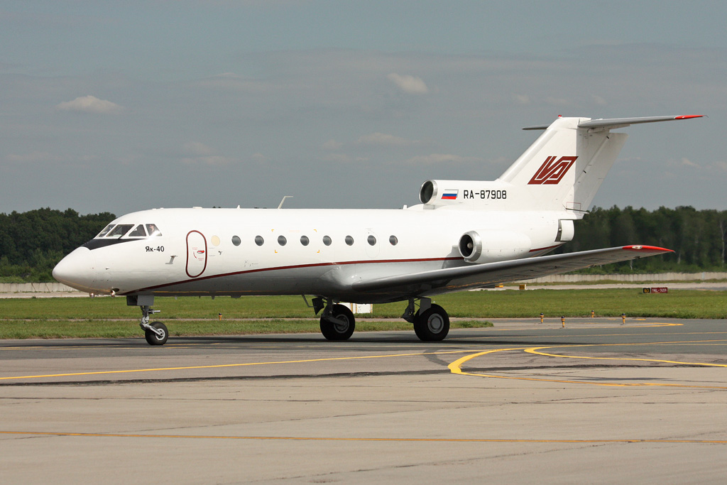 RA-87908 · Yakovlev Yak-40 · (DME / UUDD)