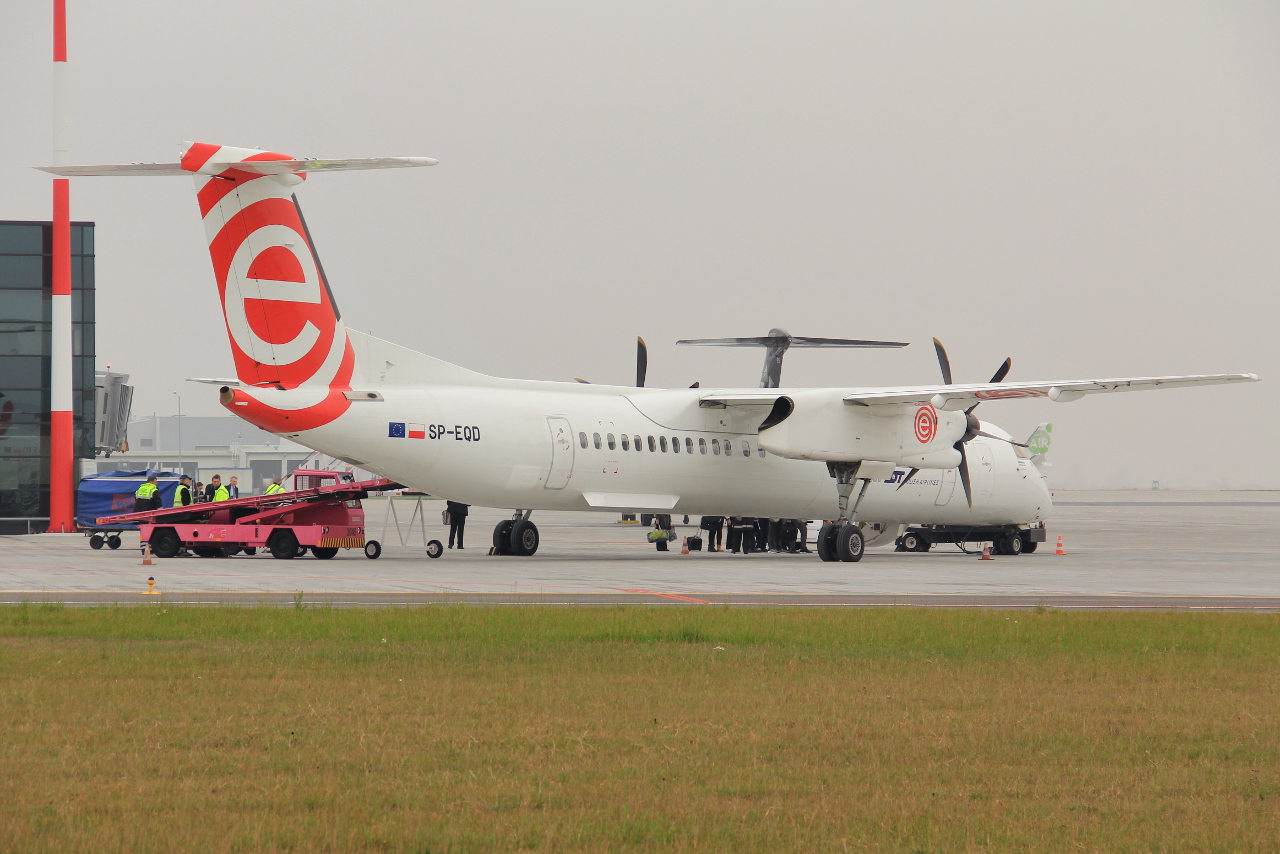 SP-EQD (4411) Bombardier Dash 8-Q402