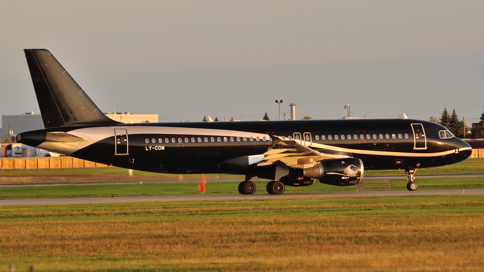 LY-COM · Airbus A320-212 · (YUL / CYUL)