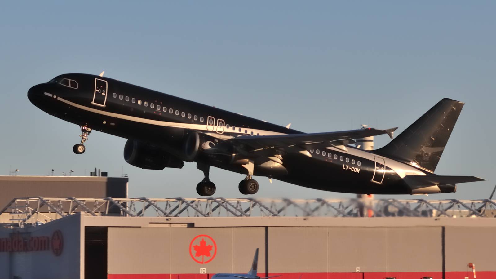 LY-COM (528) 1995 Airbus A320-212