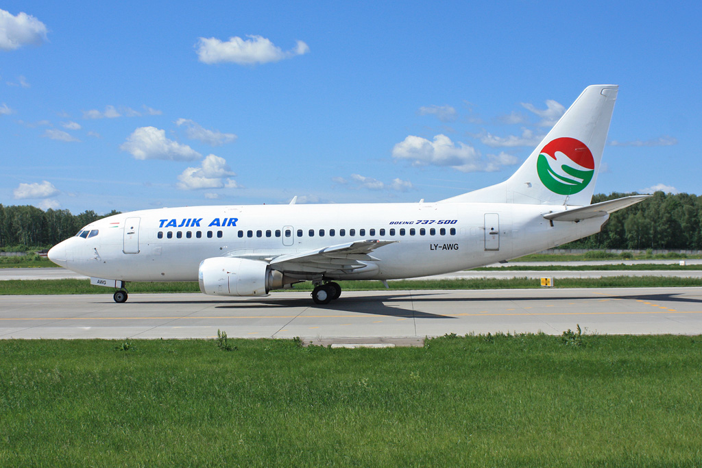 LY-AWG · Boeing 737-522 · (DME / UUDD)