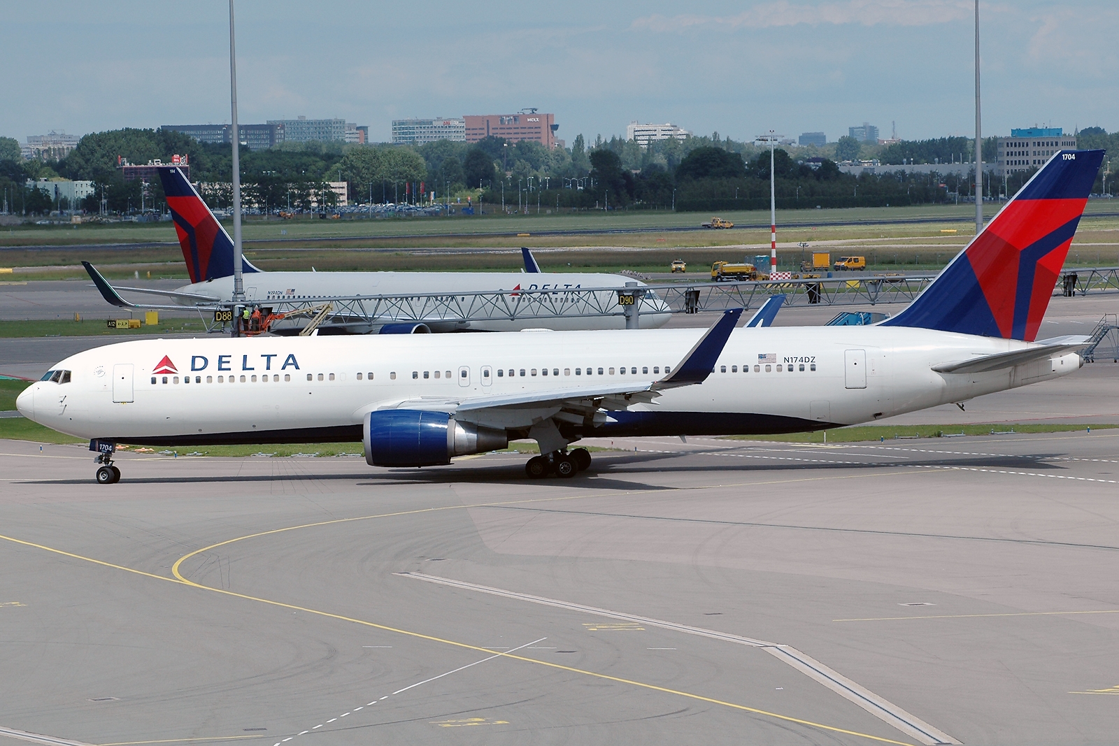 N174DZ · Boeing 767-332/ER(WL) · (AMS / EHAM)