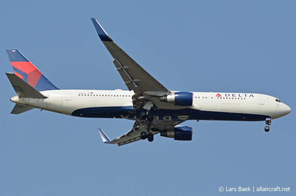 N1201P (28458) 1998 Boeing 767-332/ER(WL)