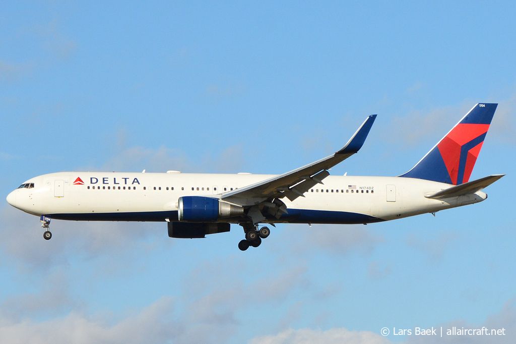 N174DZ (29693) 1998 Boeing 767-332ER(WL)