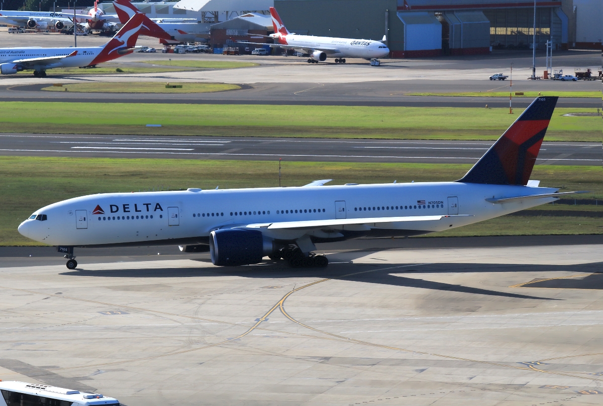 N705DN · Boeing 777-232 · (SYD / YSSY)
