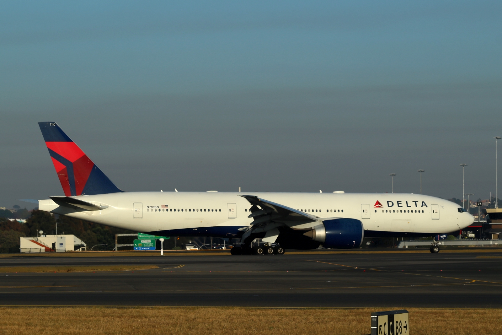 N710DN · Boeing 777-232LR · (SYD / YSSY)