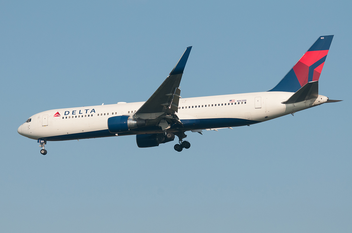 N183DN · Boeing 767-332 · (CDG / LFPG)