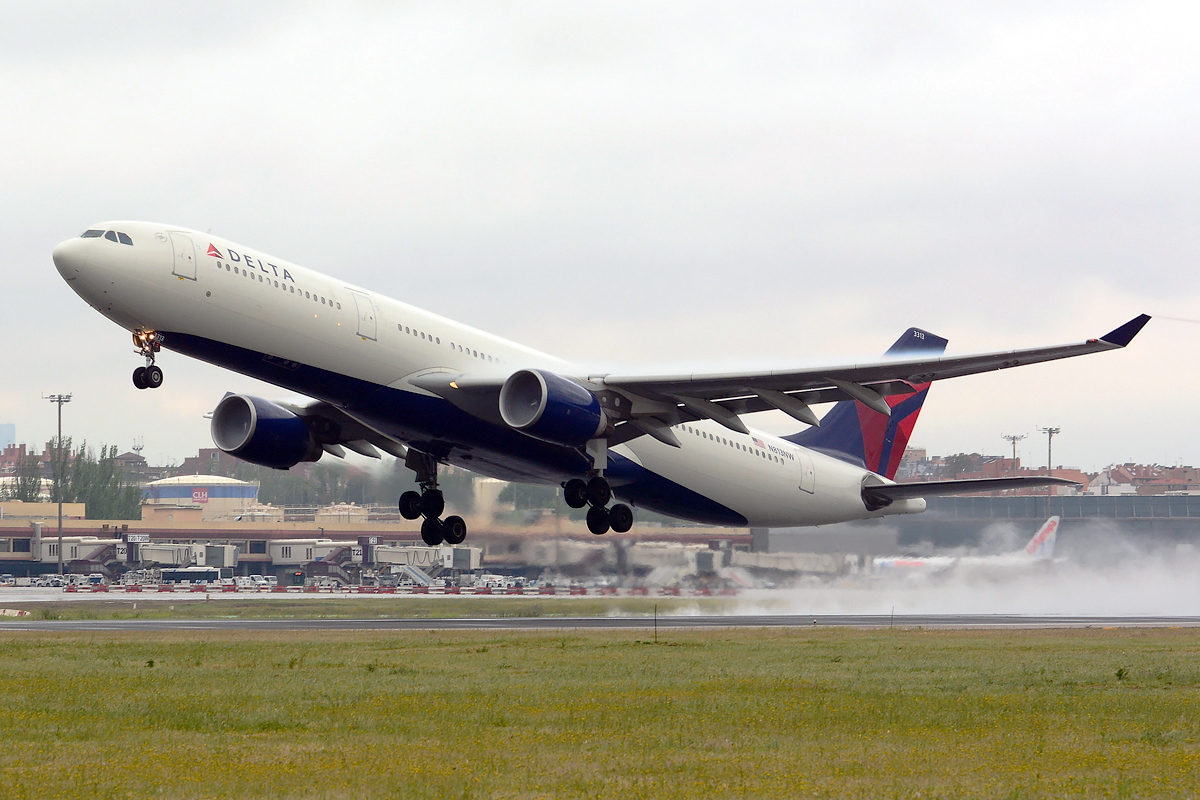 N813NW · Airbus A330-323 · (MAD / LEMD)