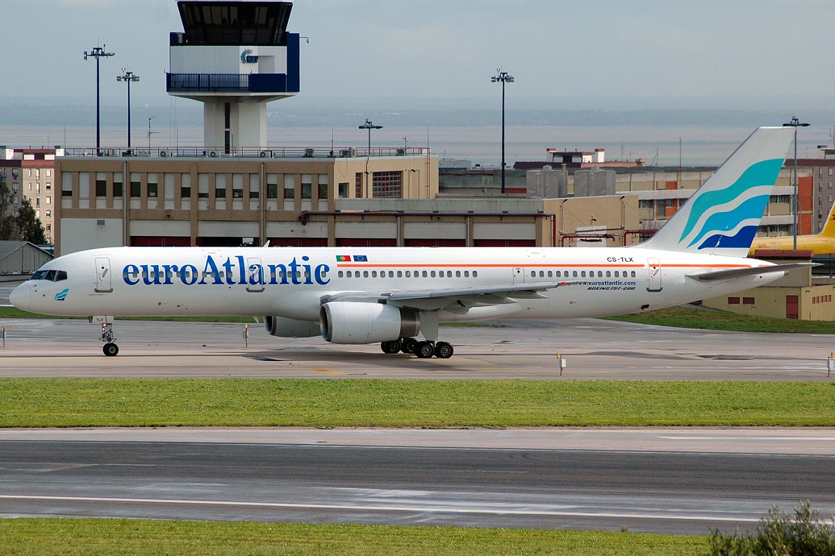 CS-TLX · Boeing 757-2G5 · (LIS / LPPT)