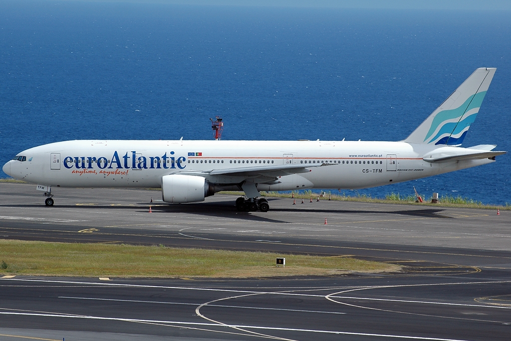 CS-TFM (cn 28513) Boeing 777-212ER