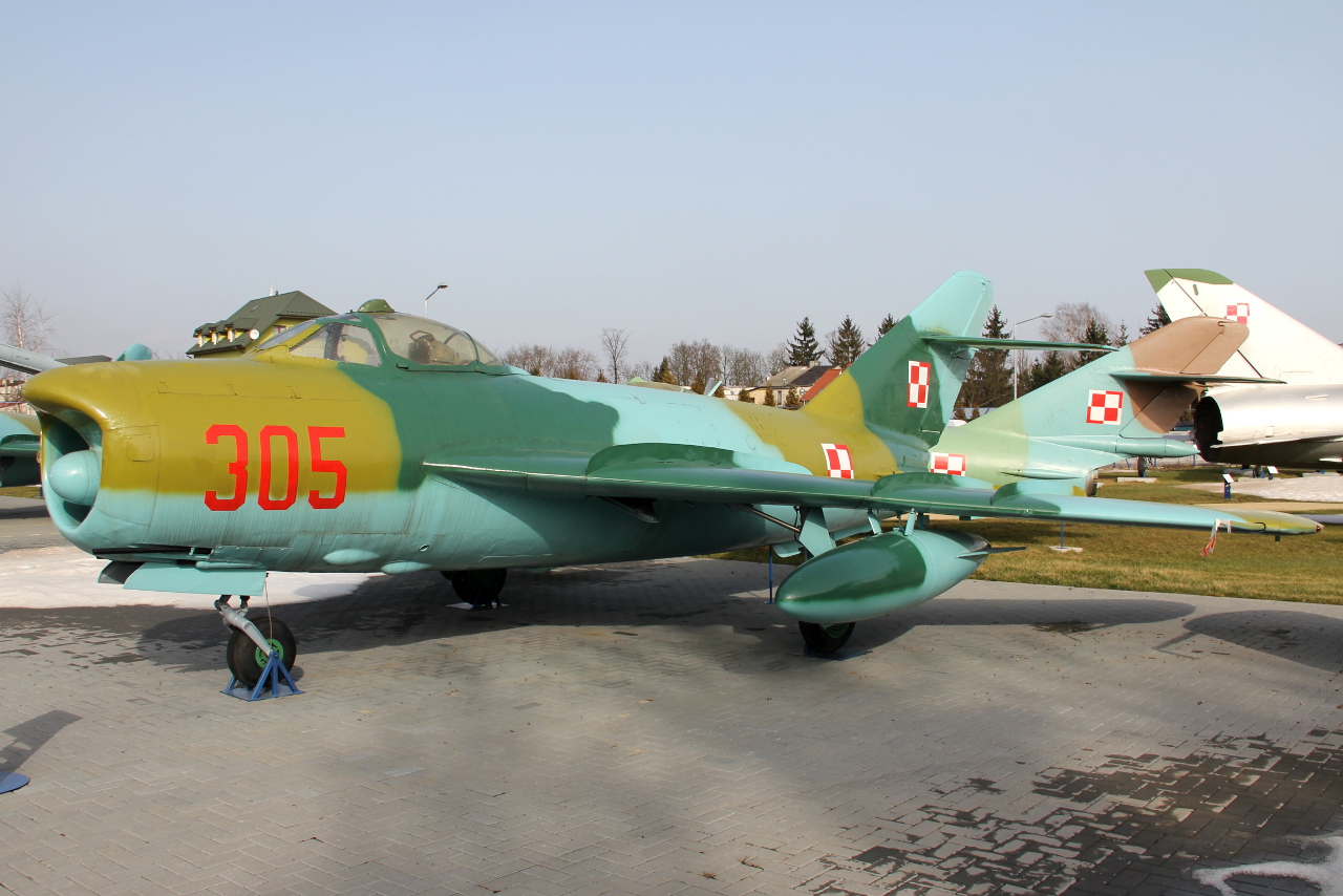 305 · Mikoyan-Gurevich MiG-17PF · (EPDE)
