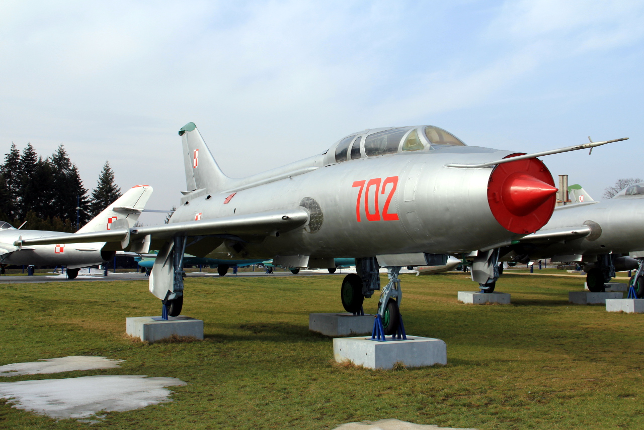 702 · Sukhoi Su-7UM · (EPDE)