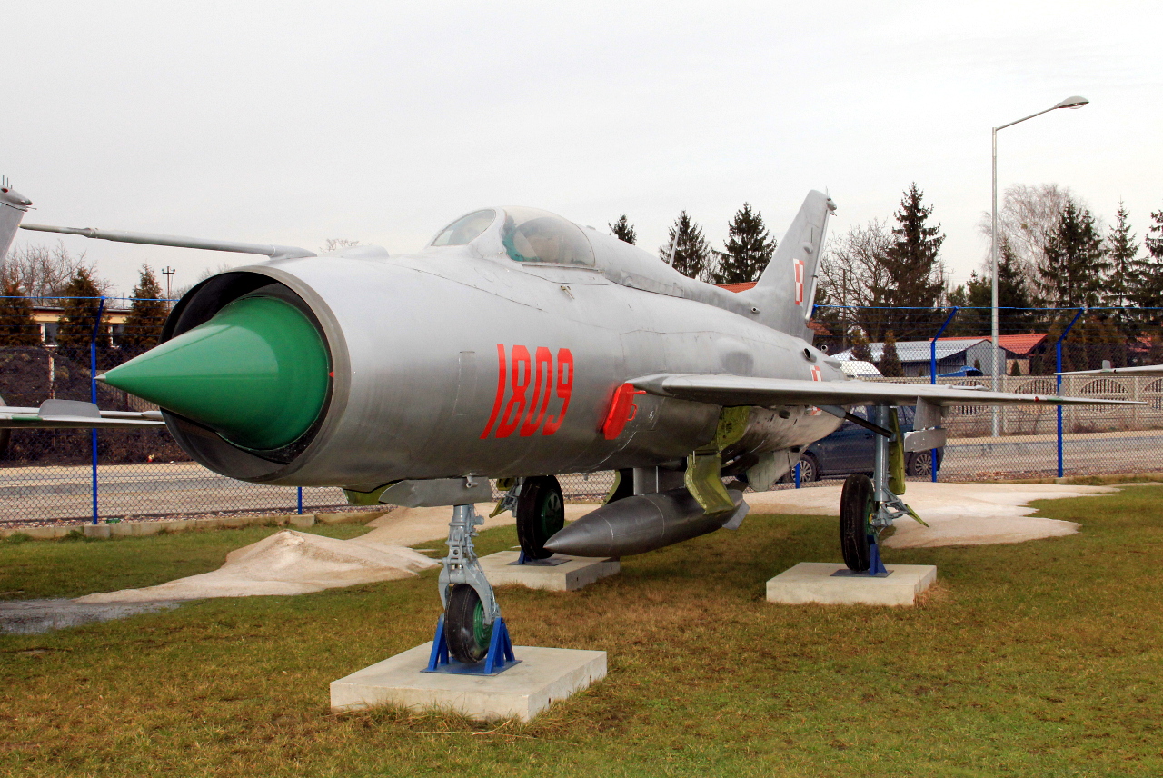 1809 · Mikoyan-Gurevich MiG-21PF · (EPDE)