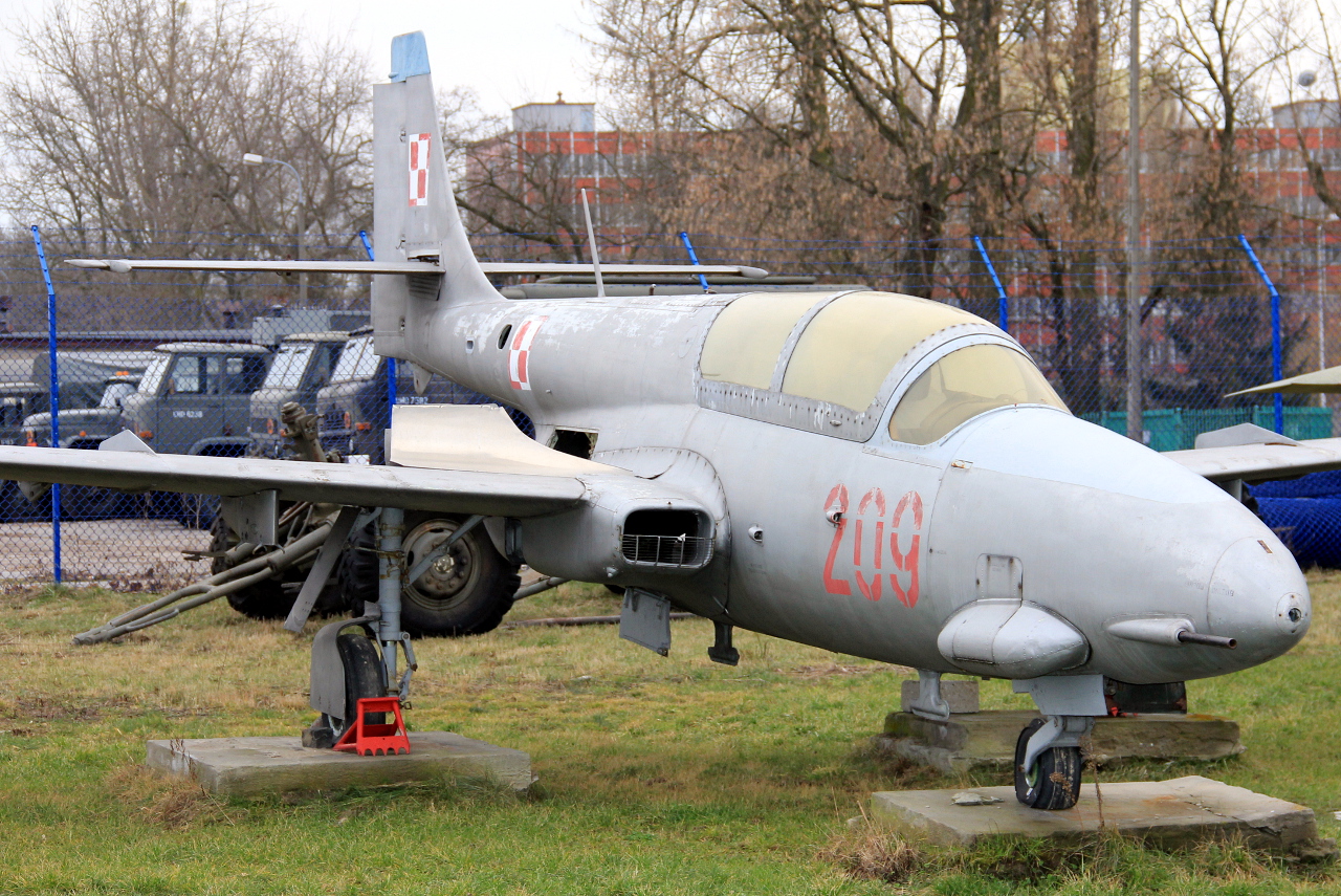 209 (1H 02-09) 1964 PZL-Mielec TS-11 Iskra