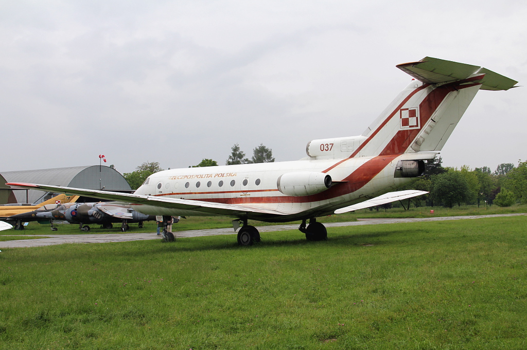 037 · Yakovlev Yak-40 · (EPKC)