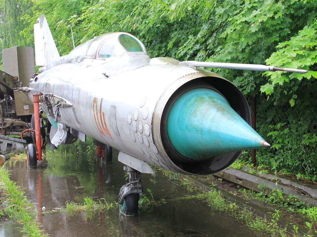 04 · Mikoyan-Gurevich MiG-21PF · --