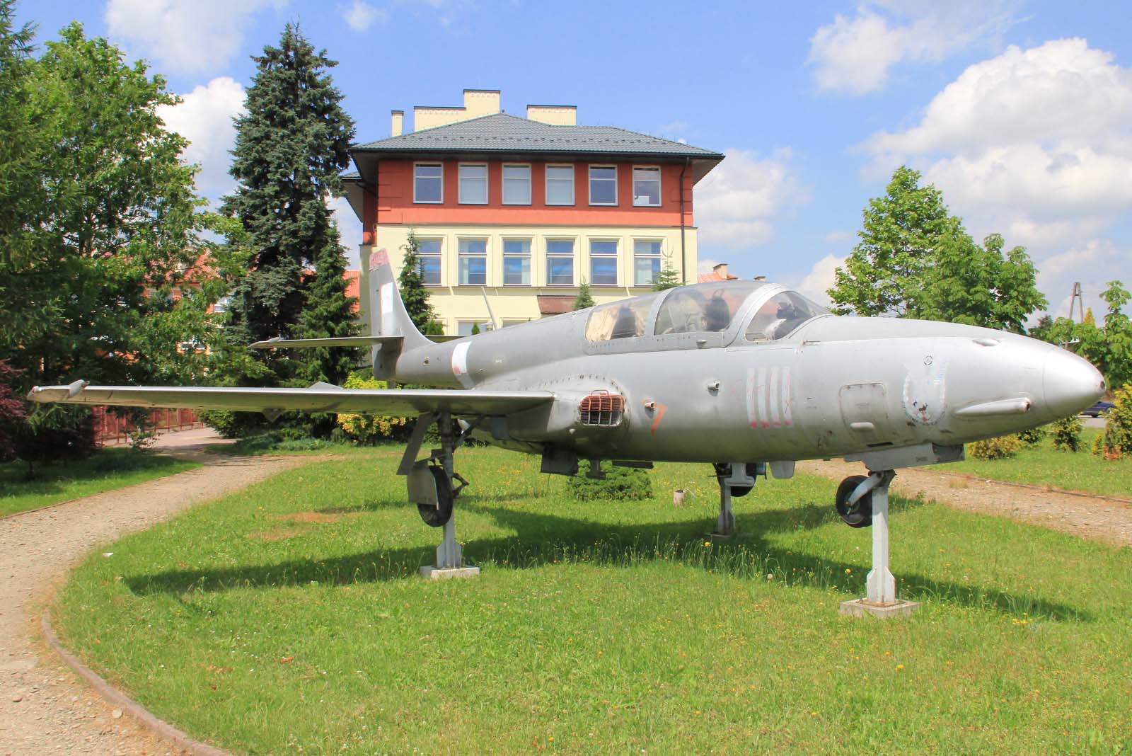 1111 · PZL-Mielec TS-11 Iskra · -