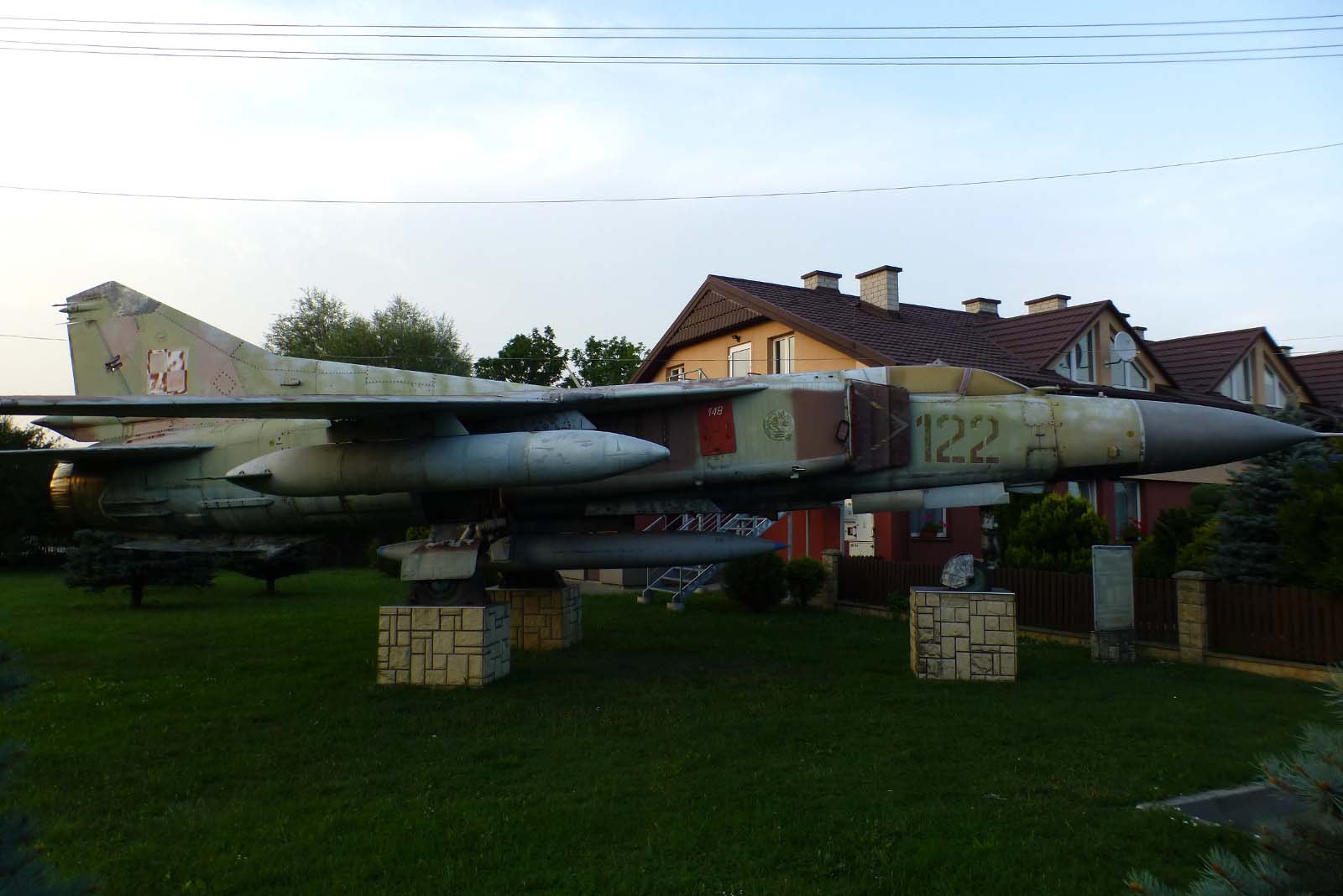 122 · Mikoyan-Gurevich MiG-23MF · --