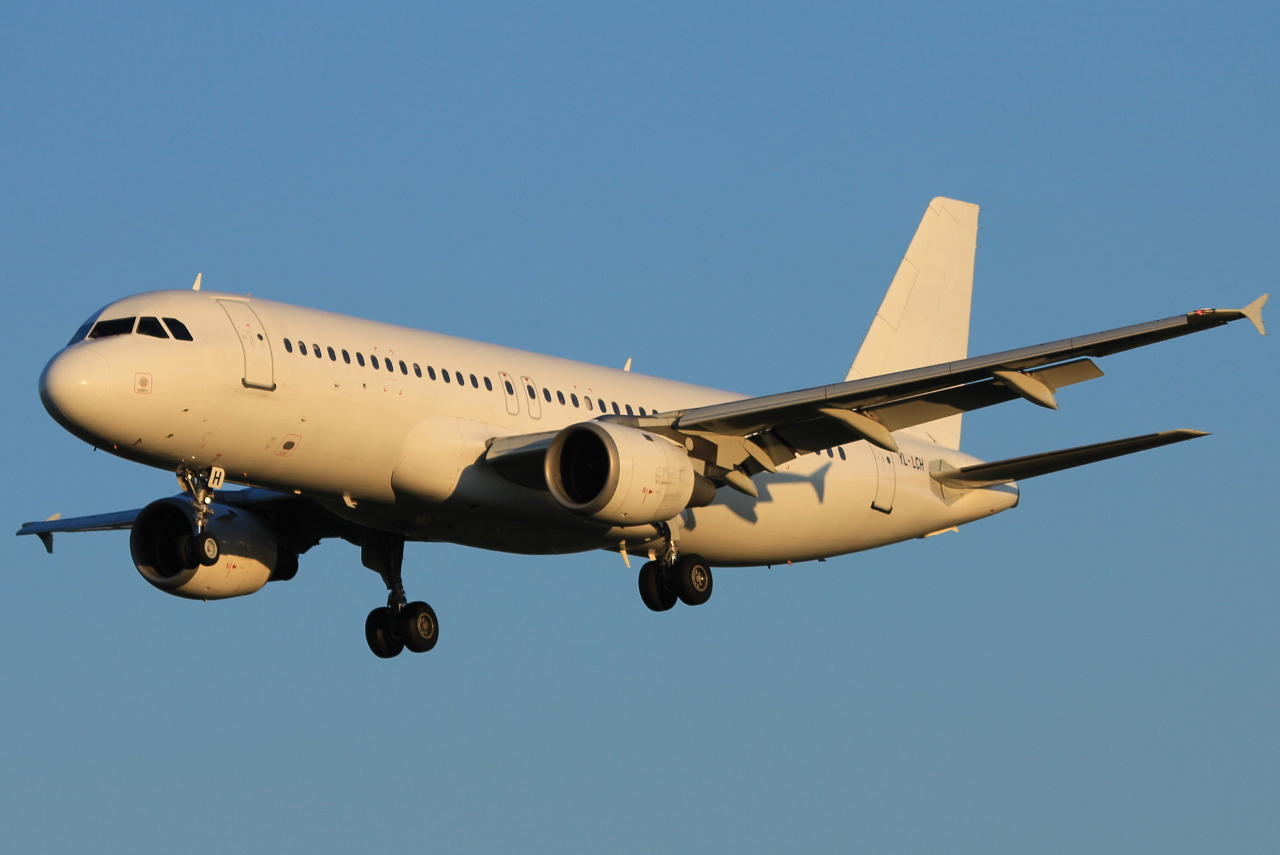YL-LCH · Airbus A320-211 · (SVG / ENZV)