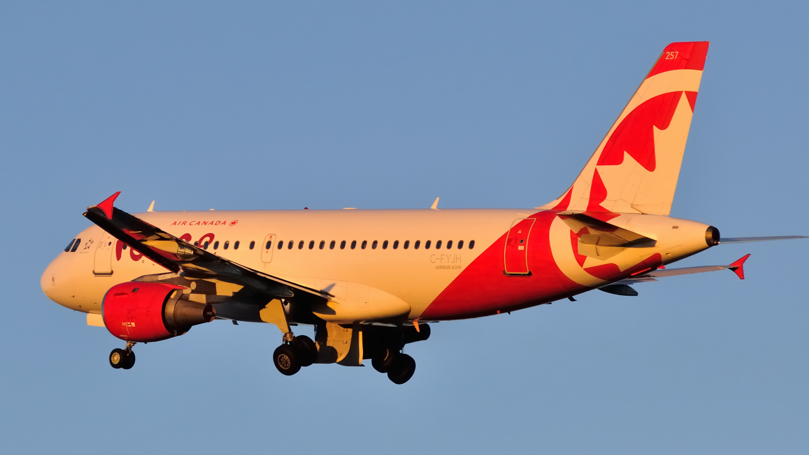 C-FYJH · Airbus A319-114 · (YUL / CYUL)