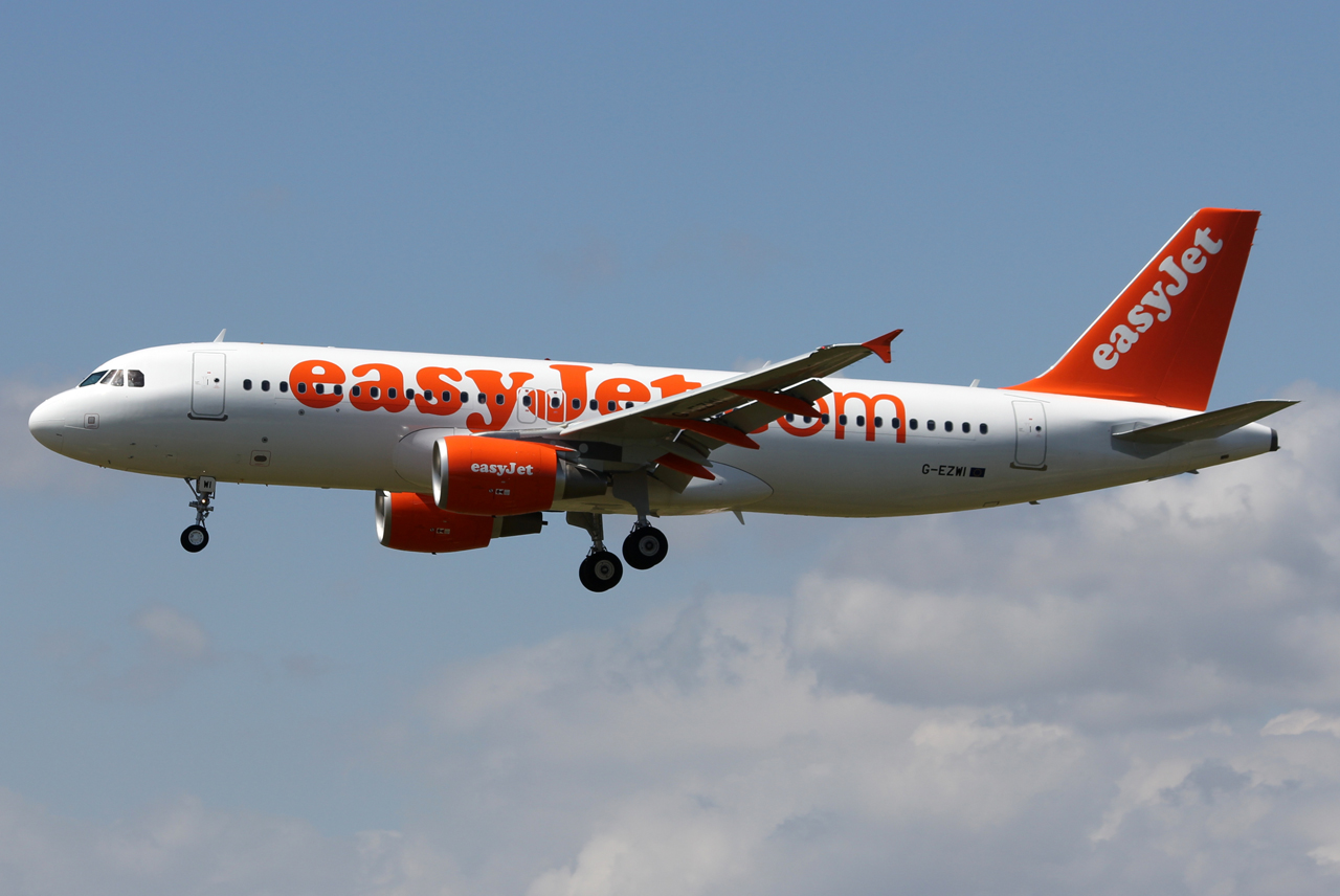 G-EZWI · Airbus A320-214 · (BCN / LEBL)