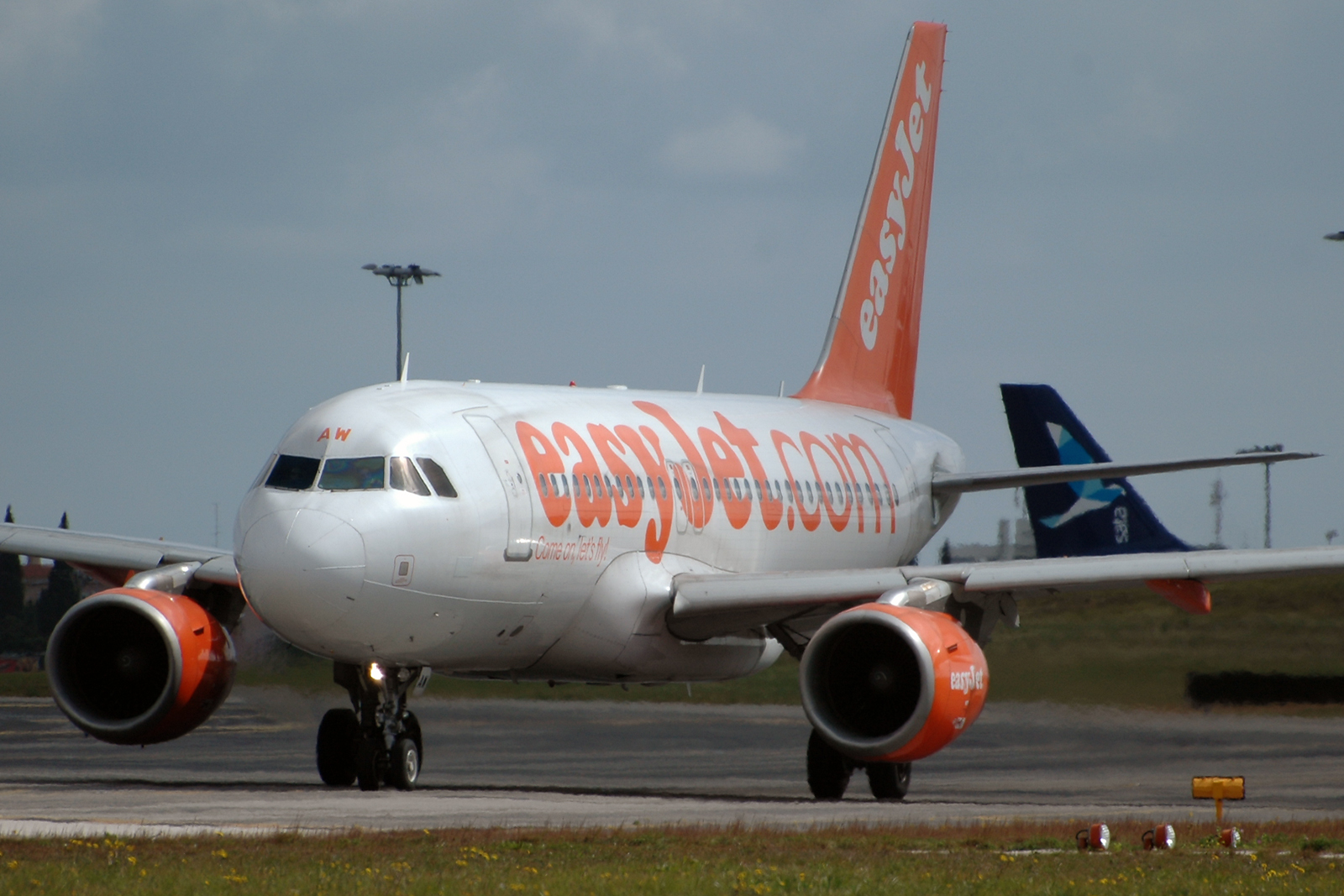 G-EZAW · Airbus A319-111 · (LIS / LPPT)