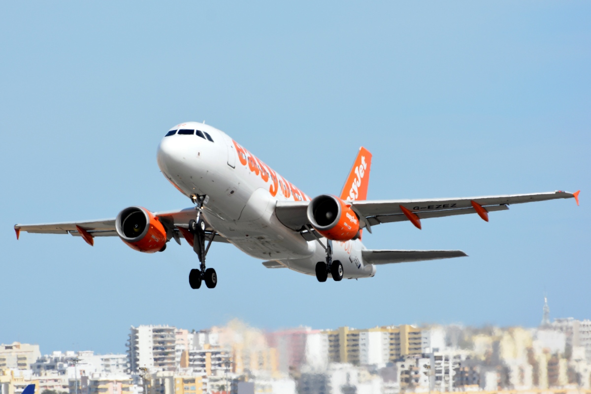 G-EZEZ · Airbus A319-111 · (FAO / LPFR)