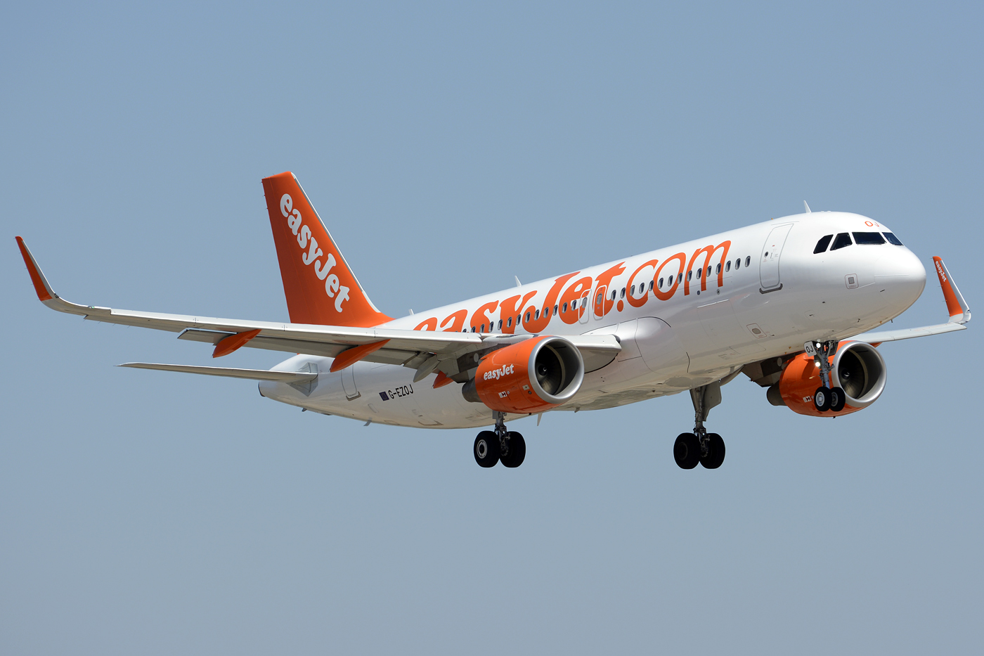 G-EZOJ · Airbus A320-214(WL) · (FAO / LPFR)
