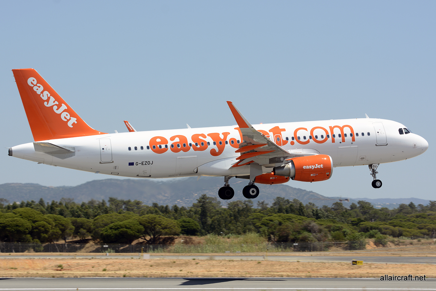 G-EZOJ · Airbus A320-214(WL) · (FAO / LPFR)