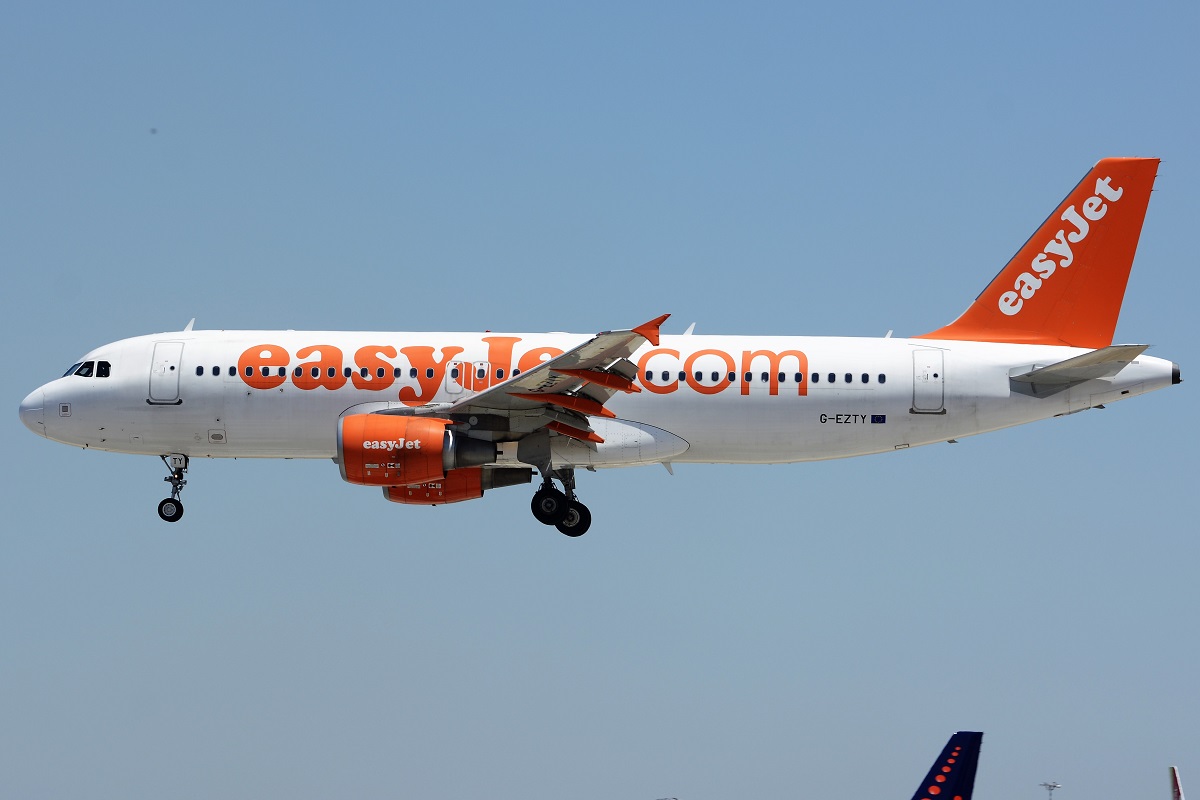 G-EZTY · Airbus A320-214 · (LIS / LPPT)