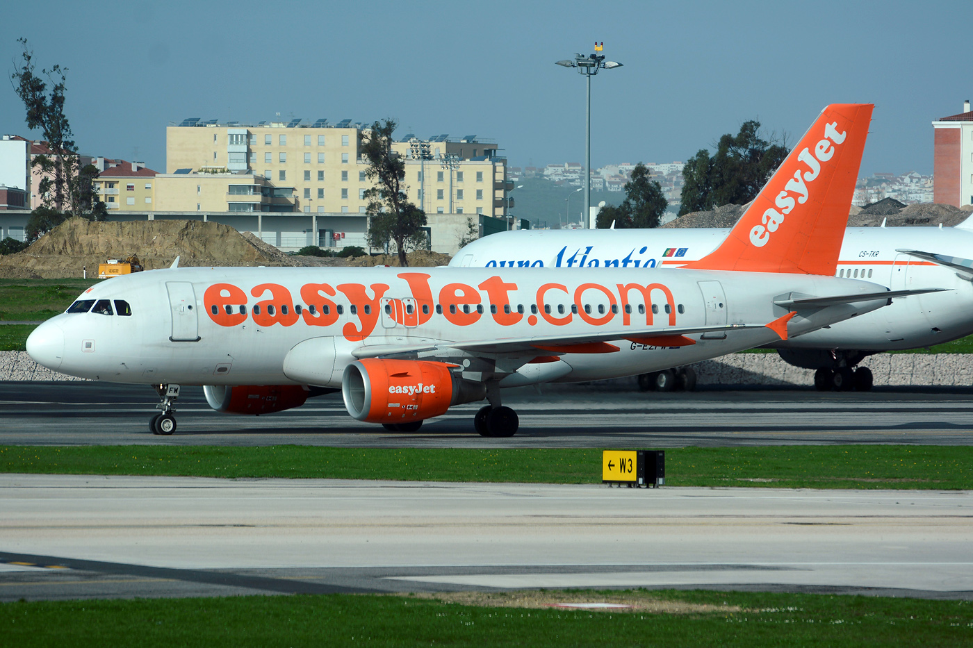 G-EZFW · Airbus A319-111 · (LIS / LPPT)