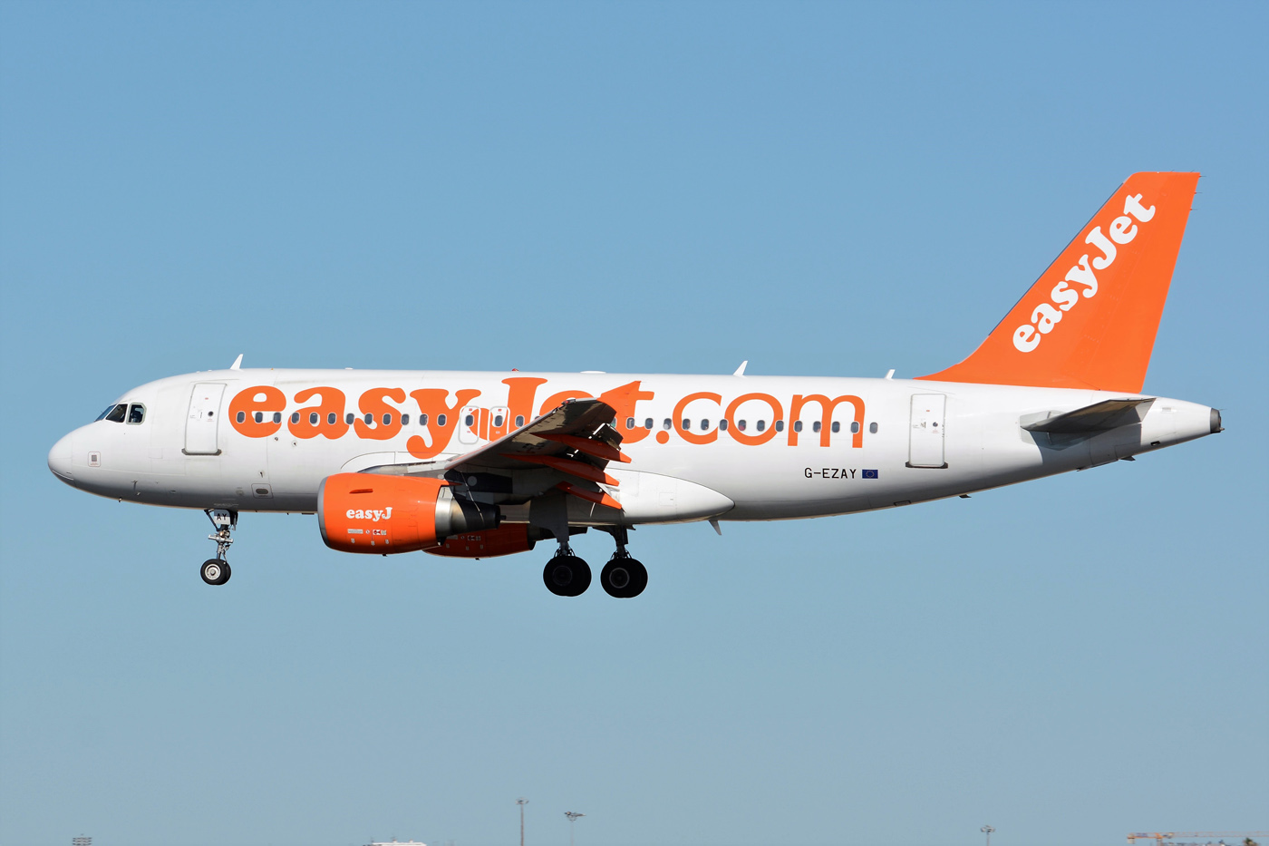 G-EZAY · Airbus A319-111 · (LIS / LPPT)