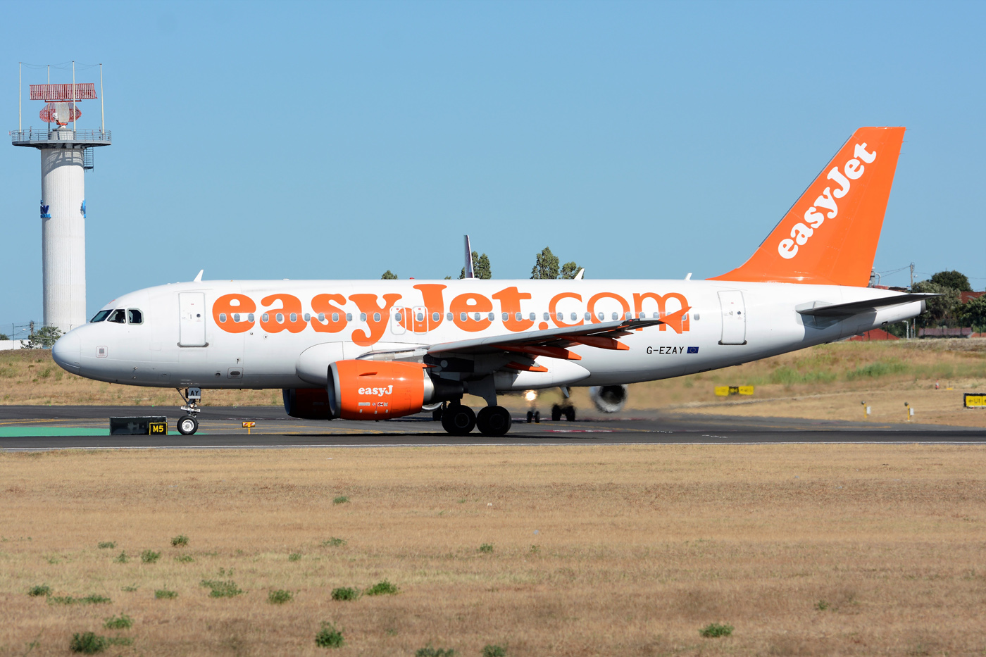 G-EZAY · Airbus A319-111 · (LIS / LPPT)