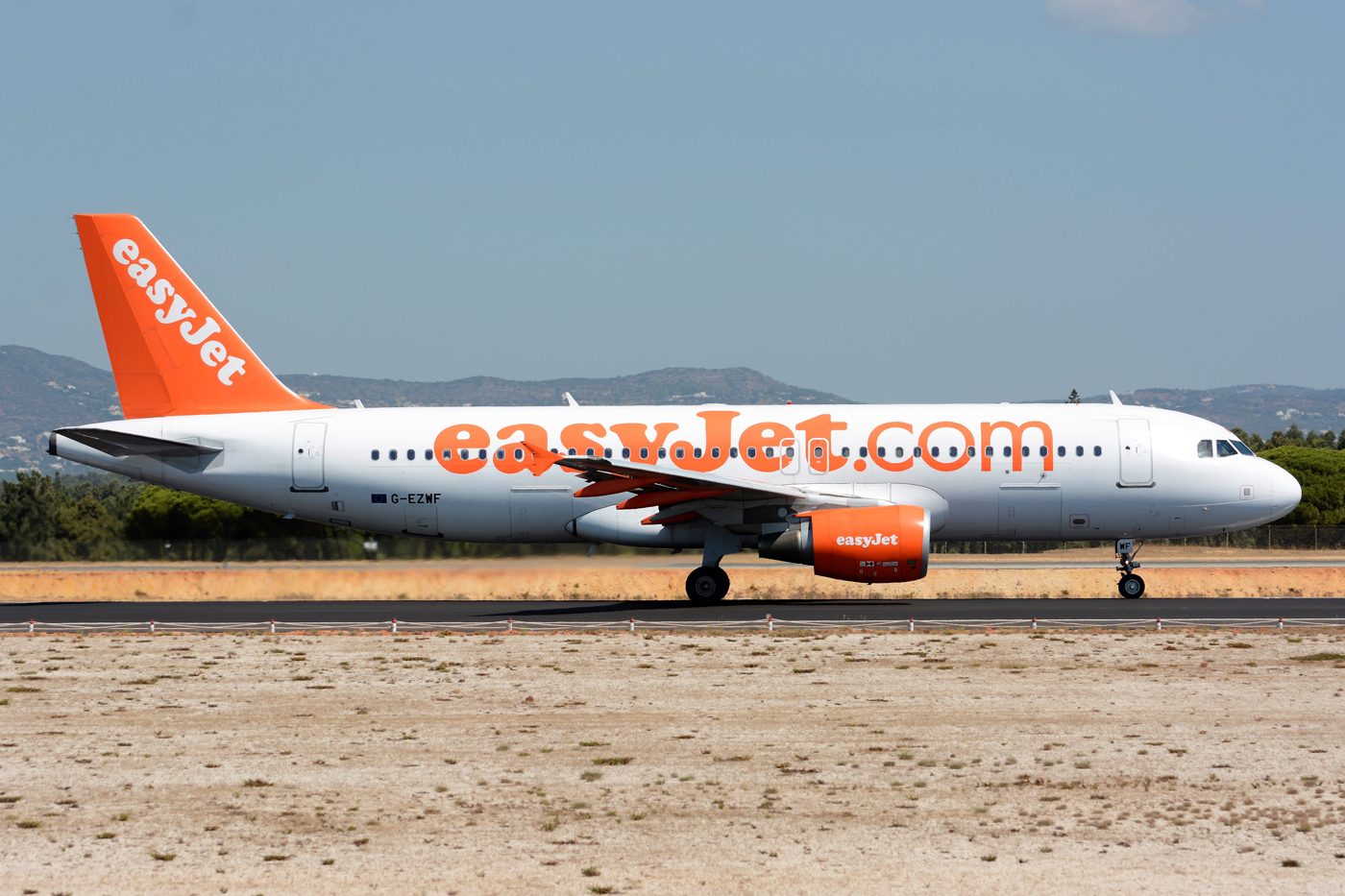 G-EZWF · Airbus A320-214 · (FAO / LPFR)