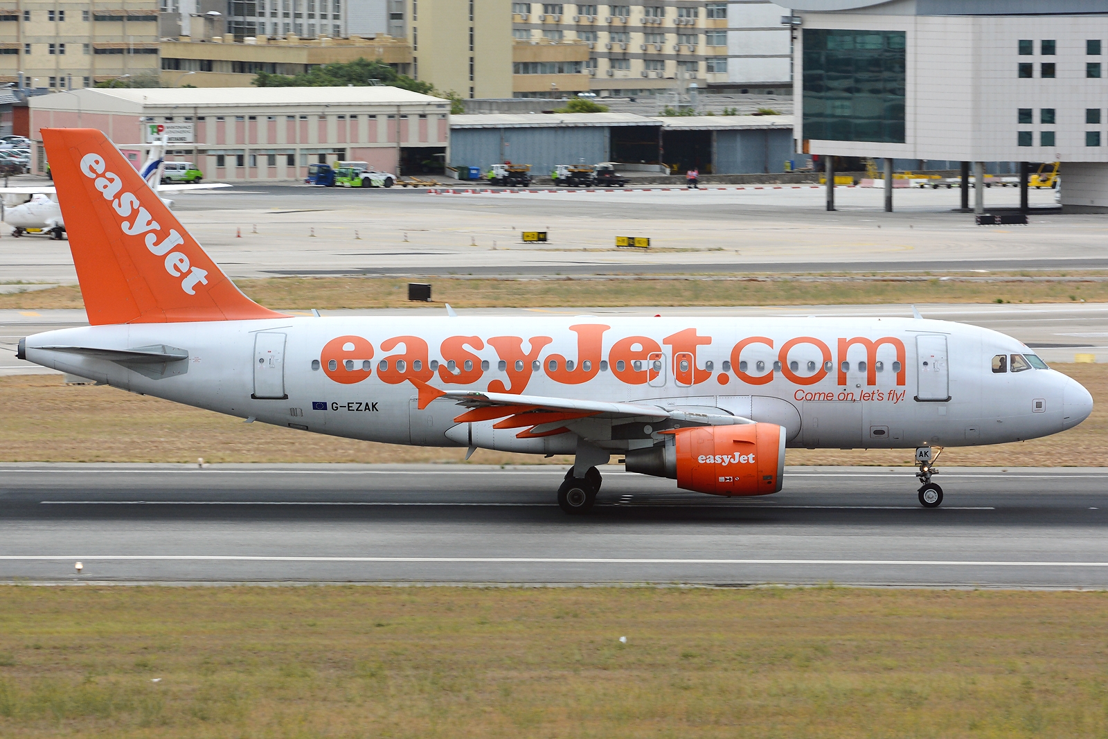 G-EZAK · Airbus A319-111 · (LIS / LPPT)