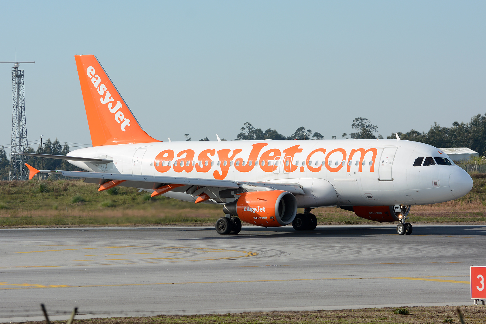 G-EZED · Airbus A319-111 · (OPO / LPPR)