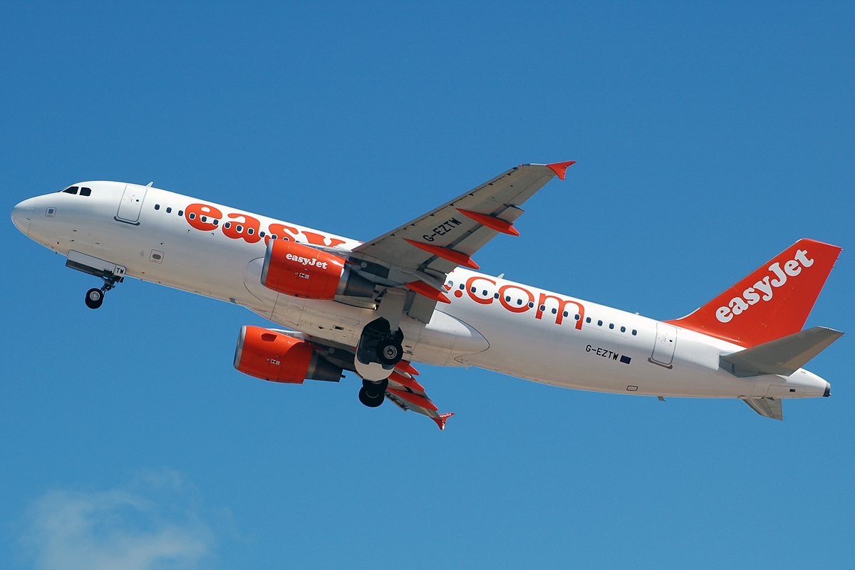 G-EZTW · Airbus A320-214 · (FAO / LPFR)