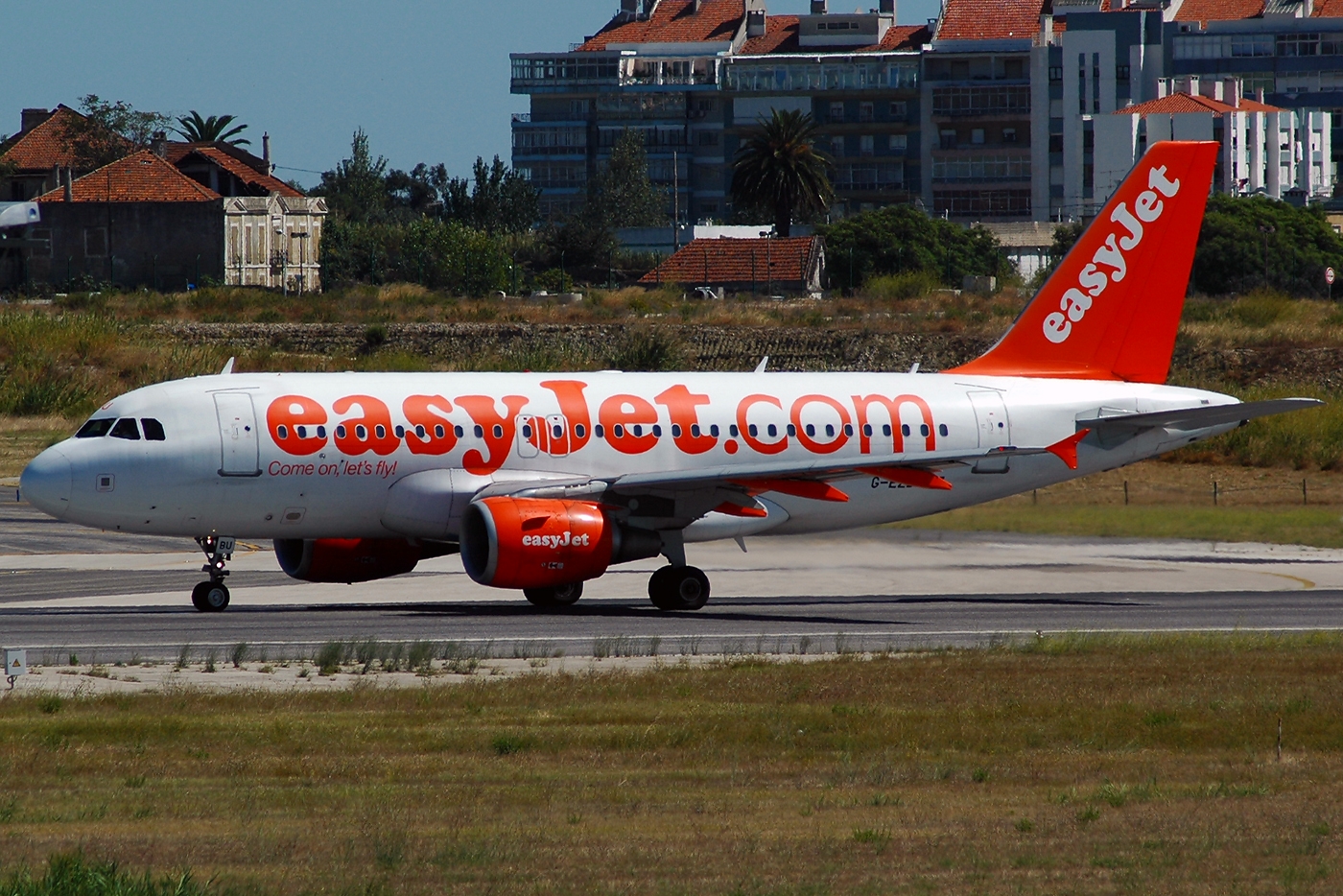 G-EZBU · Airbus A319-111 · (LIS / LPPT)
