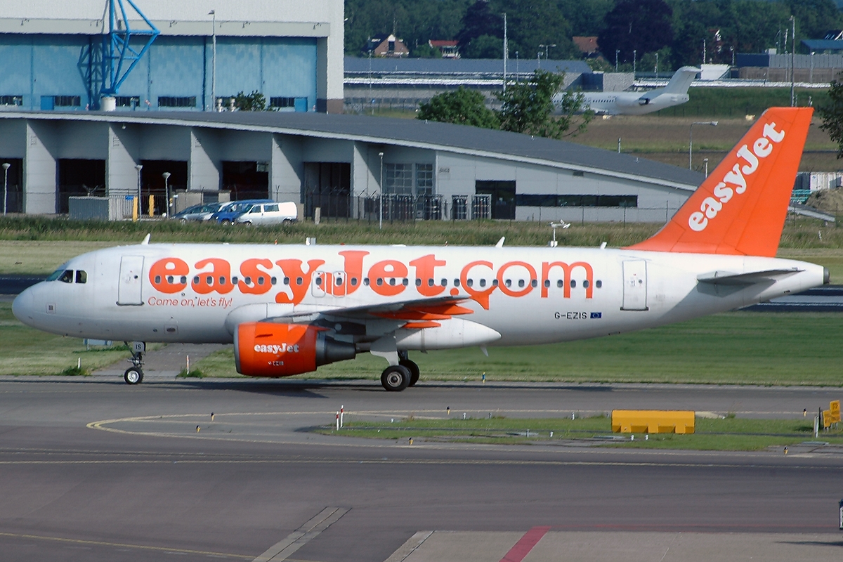 G-EZIS (2528) 2005 Airbus A319-111