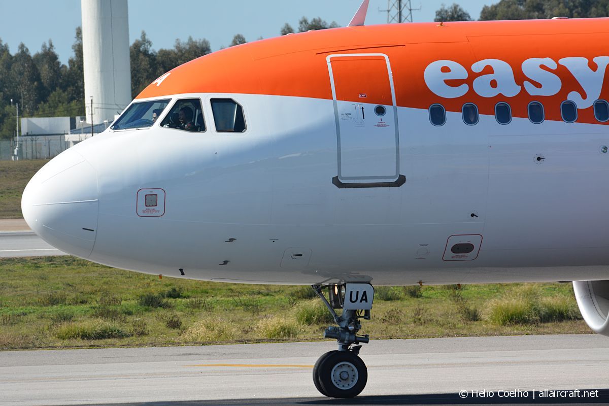 G-EZUA (4588) 2011 Airbus A320-214