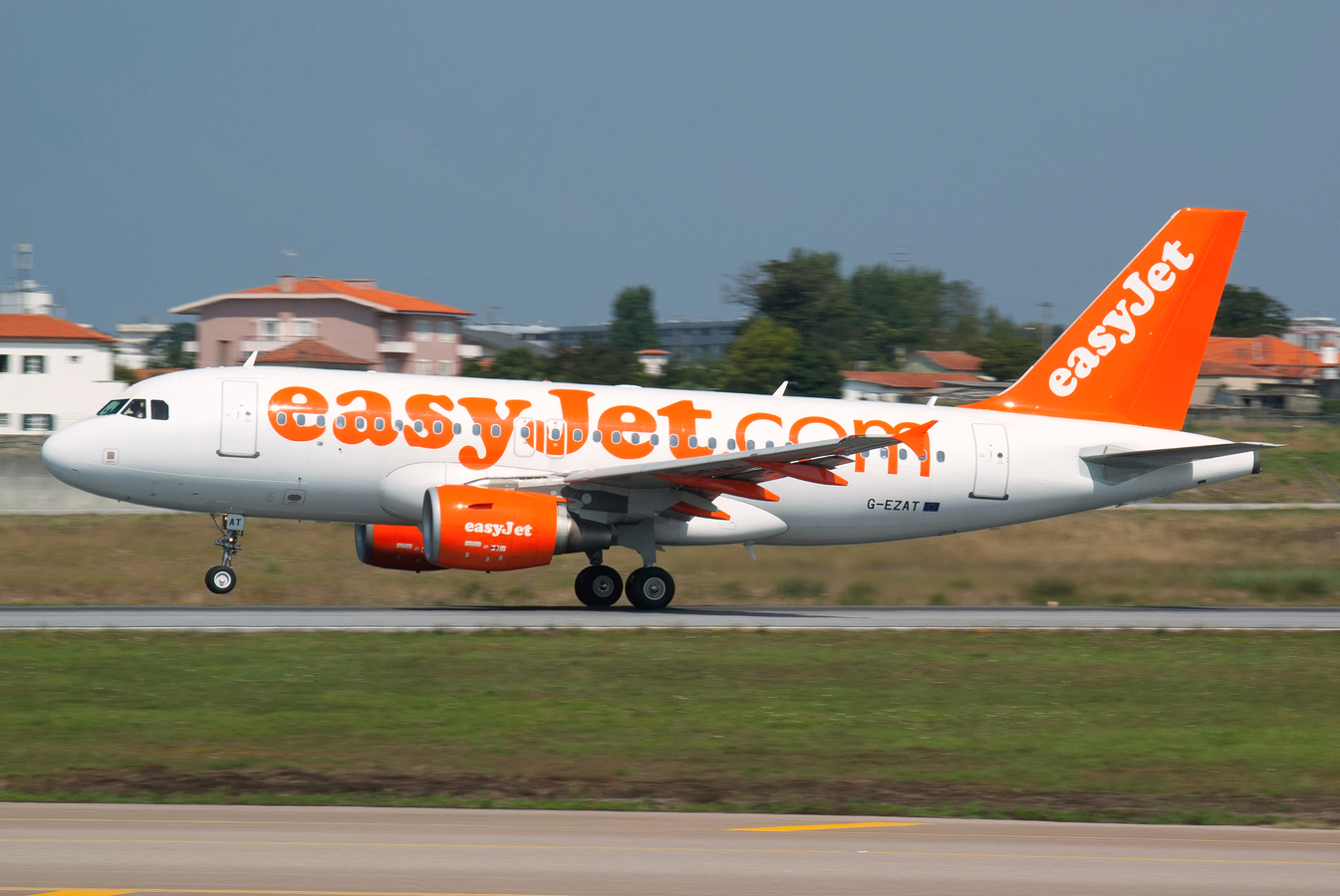 G-EZAT · Airbus A319-111 · (OPO / LPPR)