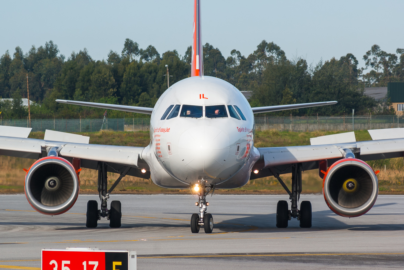 G-EZIL · Airbus A319-111 · (OPO / LPPR)
