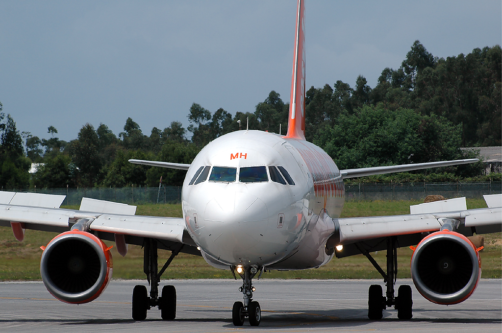 G-EZMH · Airbus A319-111 · (OPO / LPPR)