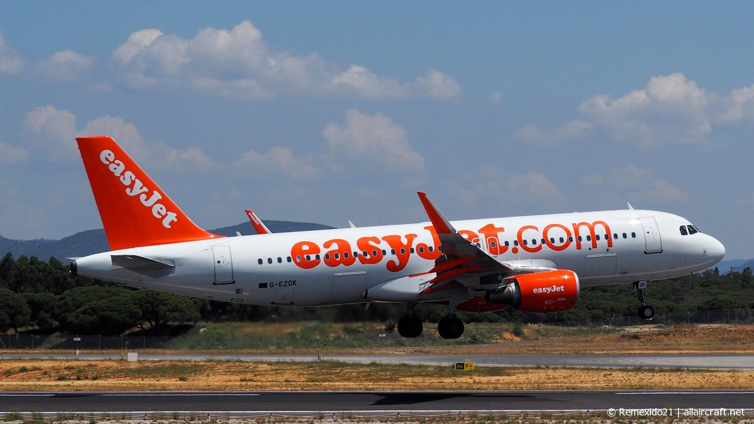 G-EZOK · Airbus A320-214(WL) · (FAO / LPFR)