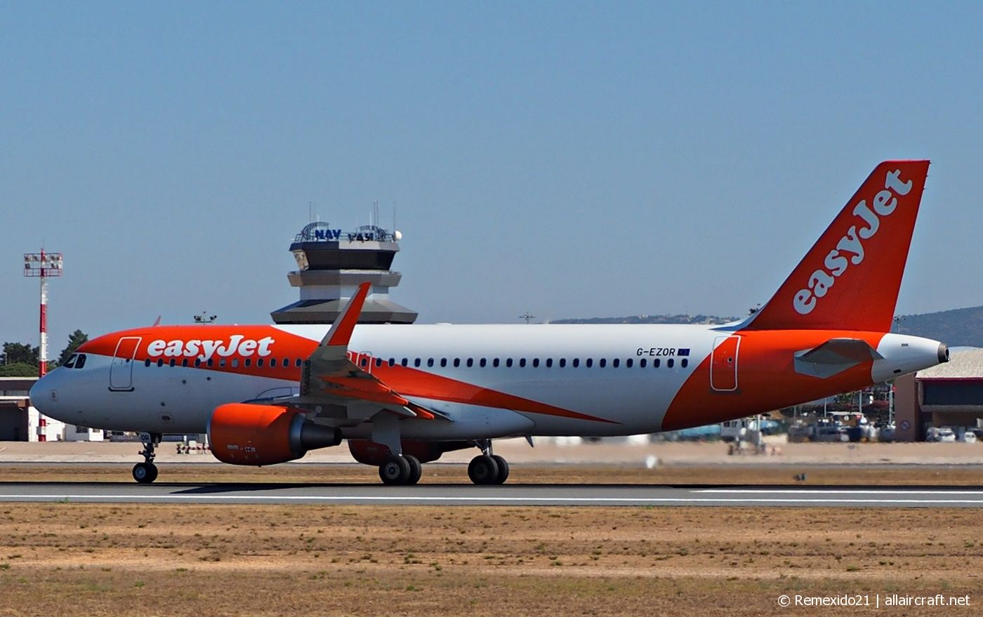 G-EZOR · Airbus A320-214(WL) · (FAO / LPFR)