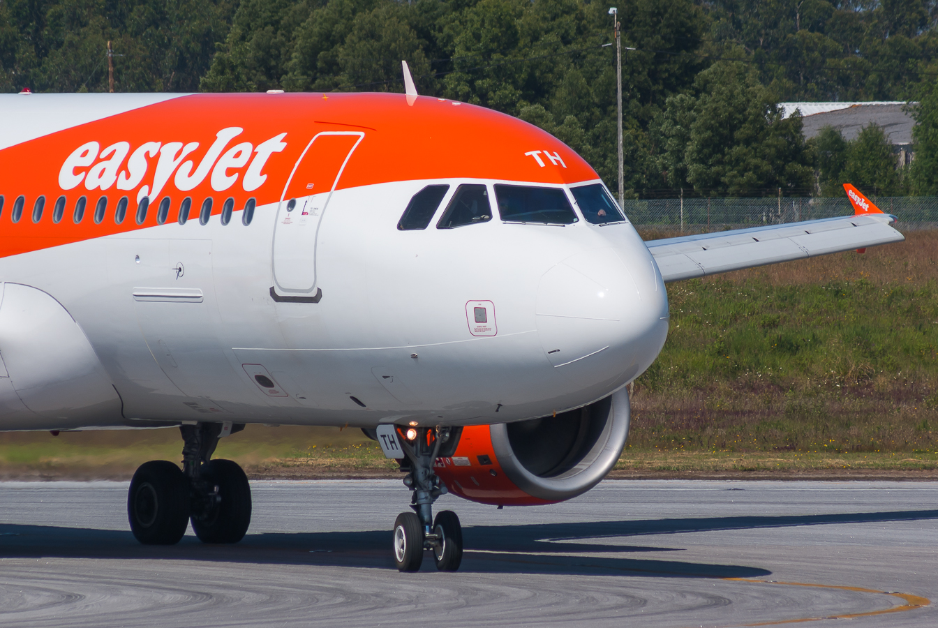 G-EZTH · Airbus A320-214 · (OPO / LPPR)