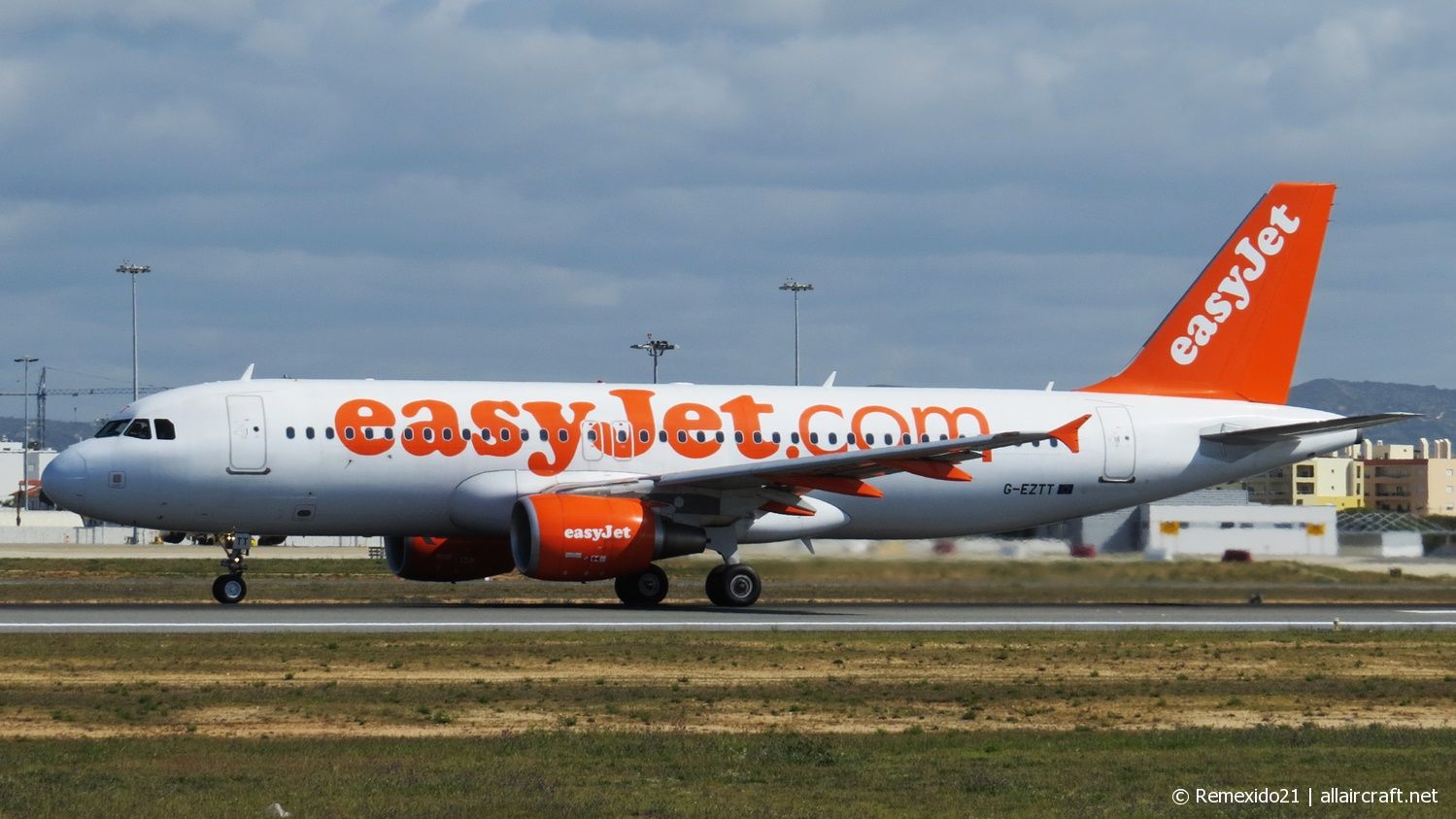 G-EZTT · Airbus A320-214 · (FAO / LPFR)