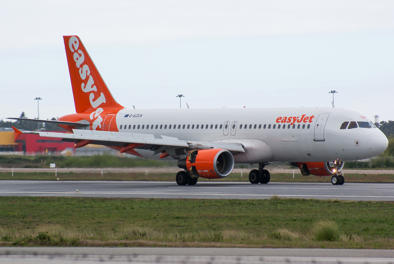 G-EZUA · Airbus A320-214 · (OPO / LPPR)