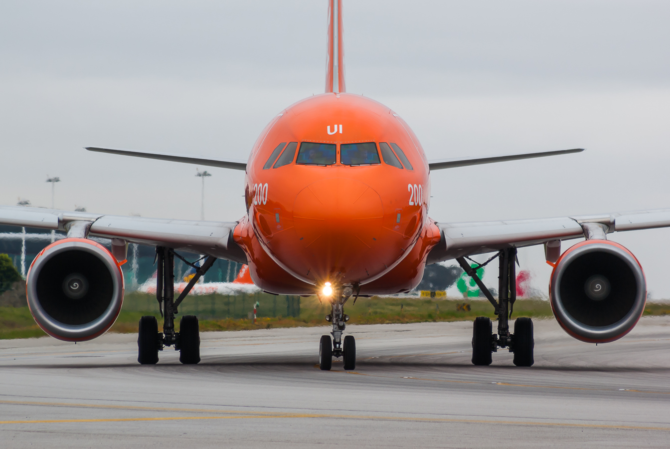 G-EZUI · Airbus A320-214 · (OPO / LPPR)