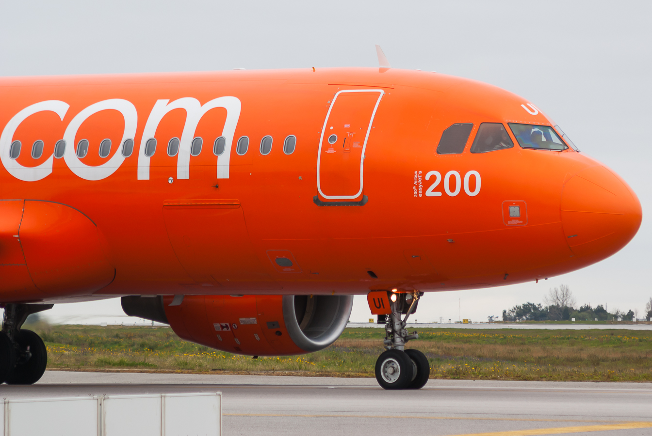 G-EZUI · Airbus A320-214 · (OPO / LPPR)
